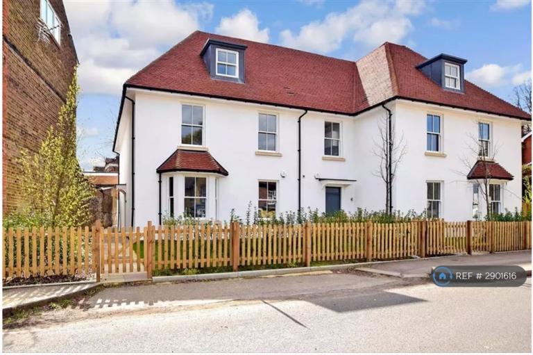 Flat Hatchlands Road in Reigate and Banstead
