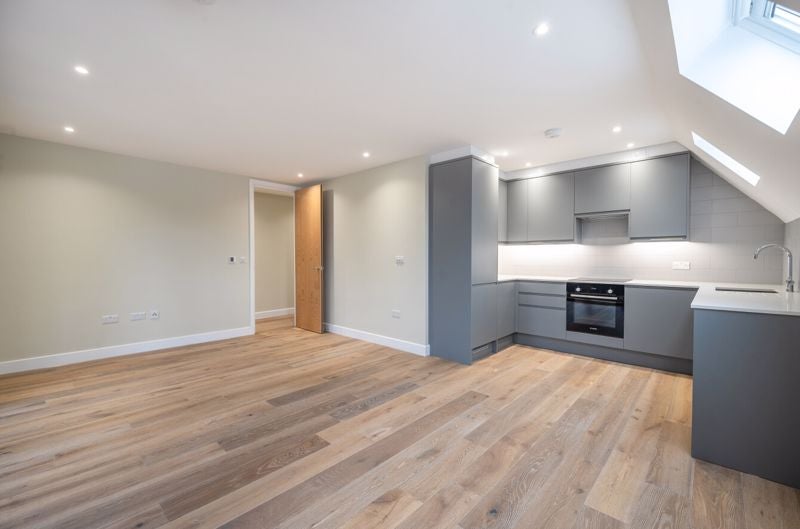 Flat Grovelands Road in Greater London