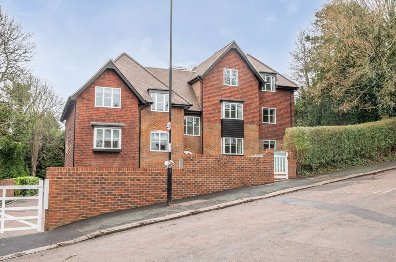 Flat Grovelands Road in Greater London