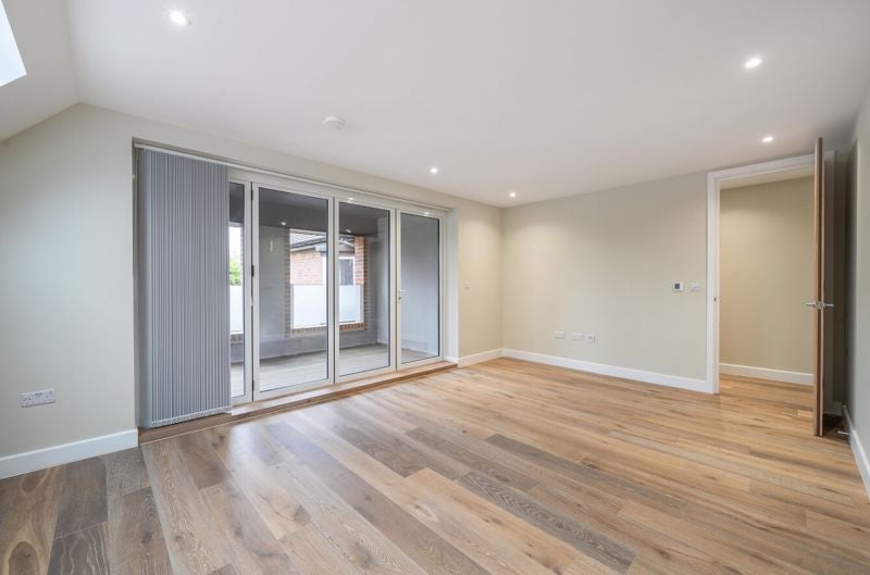 Flat Grovelands Road in Greater London