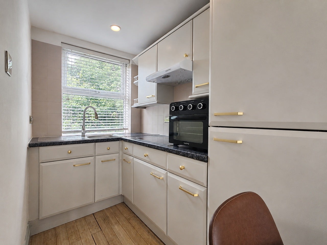 Flat Scrubs Lane in Greater London