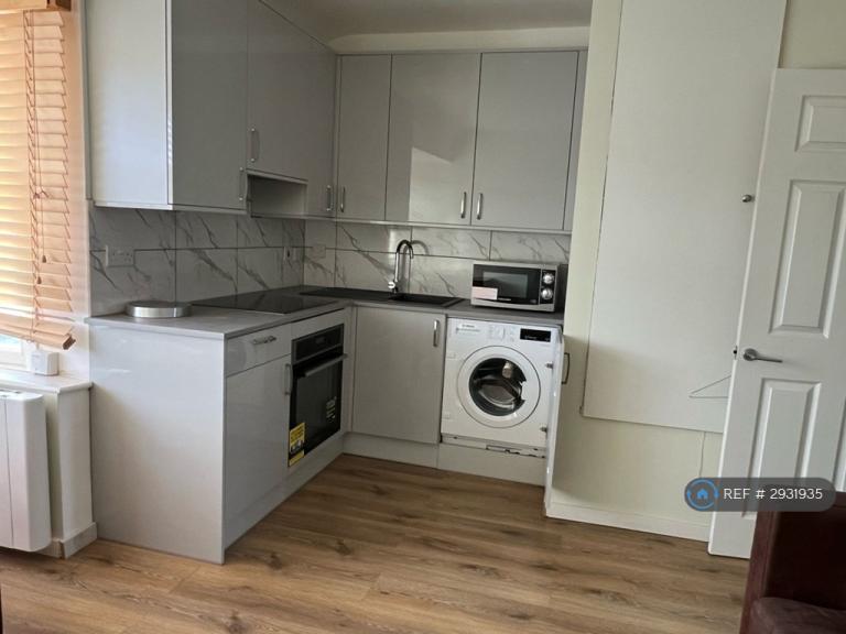 Flat Perimeade Road in Greater London