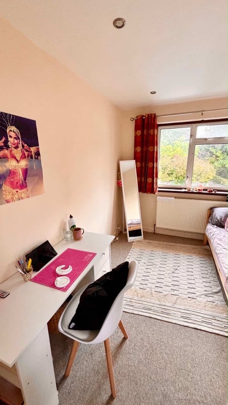 Room Roundhay Close in Greater London