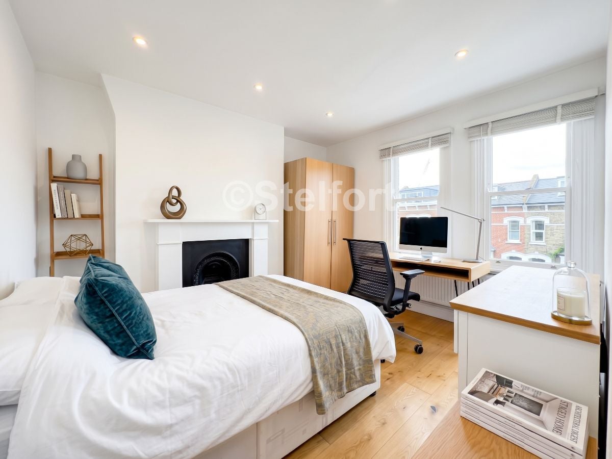 Flat Montpelier Grove in Greater London