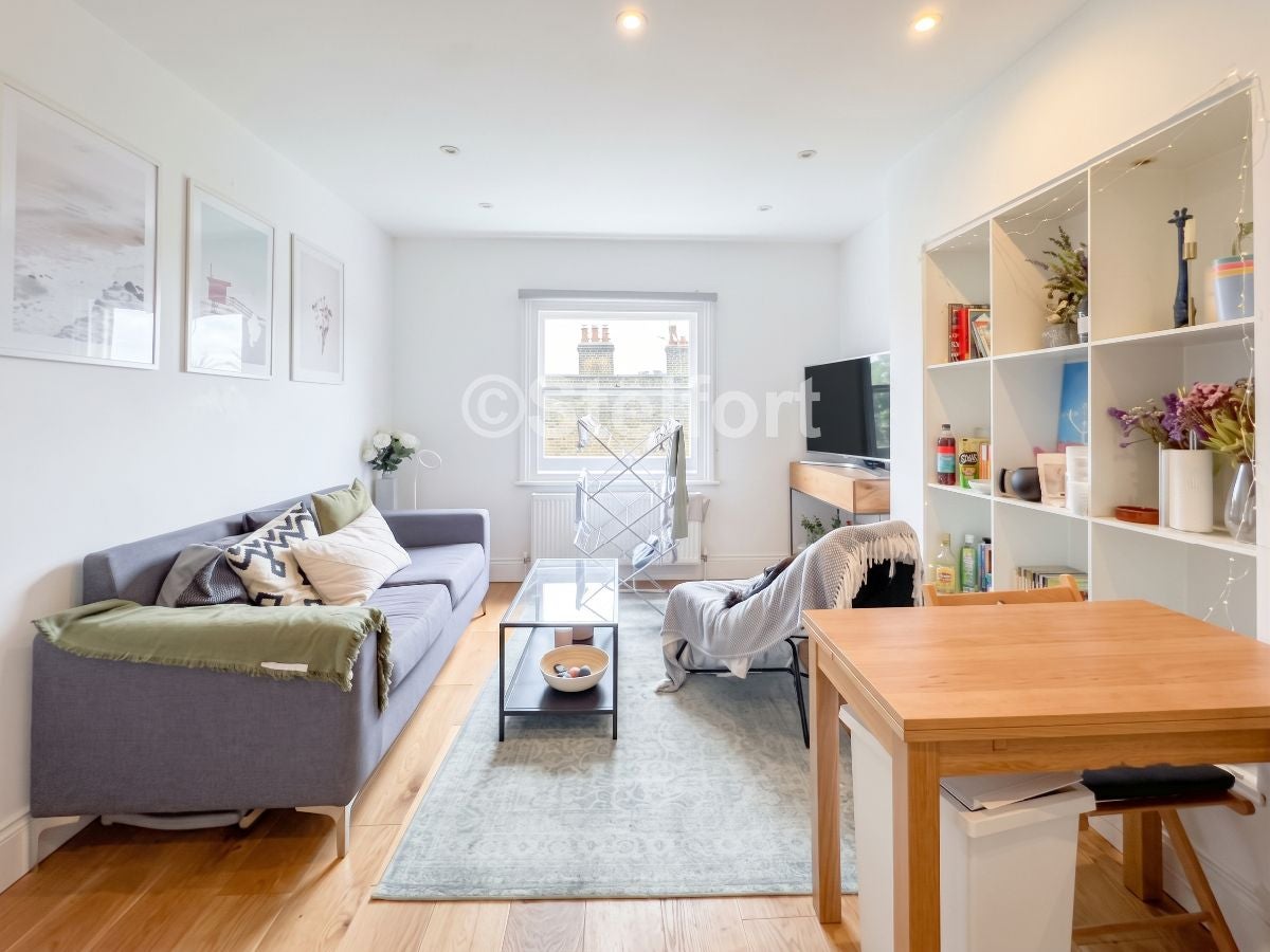 Flat Montpelier Grove in Greater London