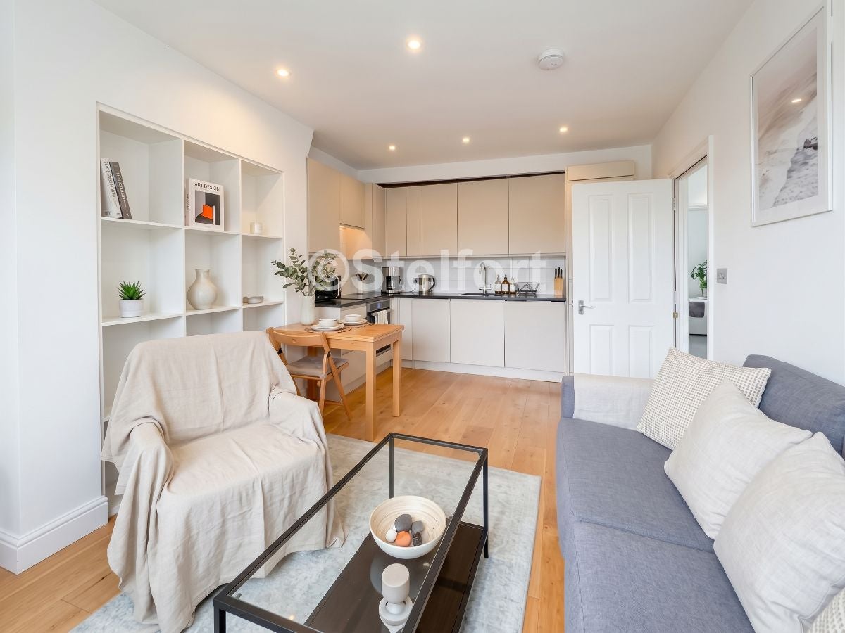 Flat Montpelier Grove in Greater London