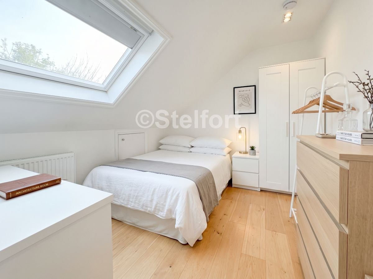 Flat Montpelier Grove in Greater London