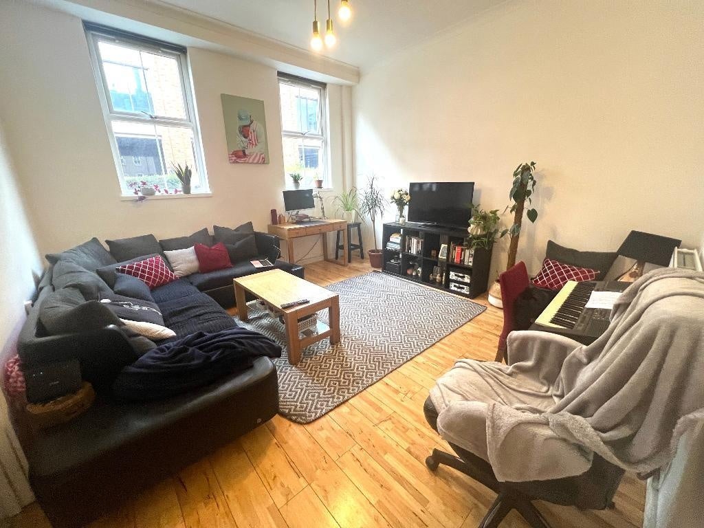 Flat Brune Street in Greater London