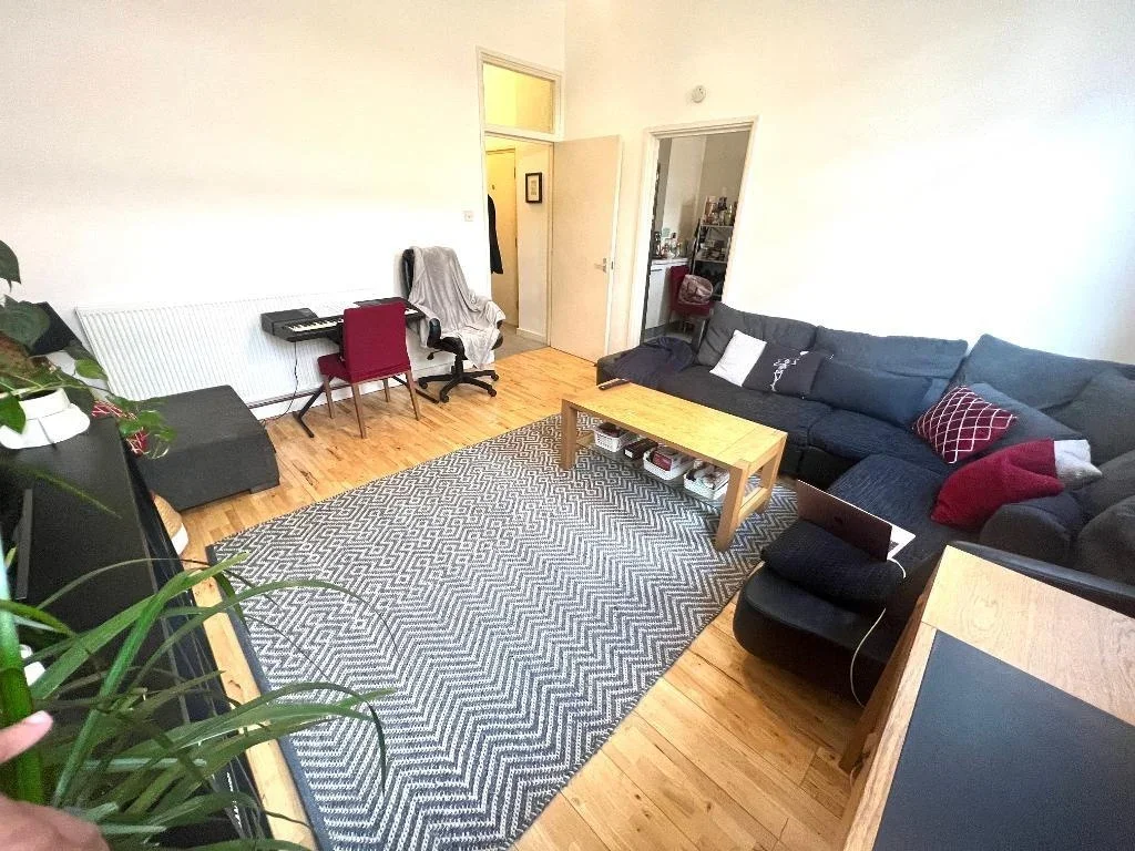 Flat Brune Street in Greater London