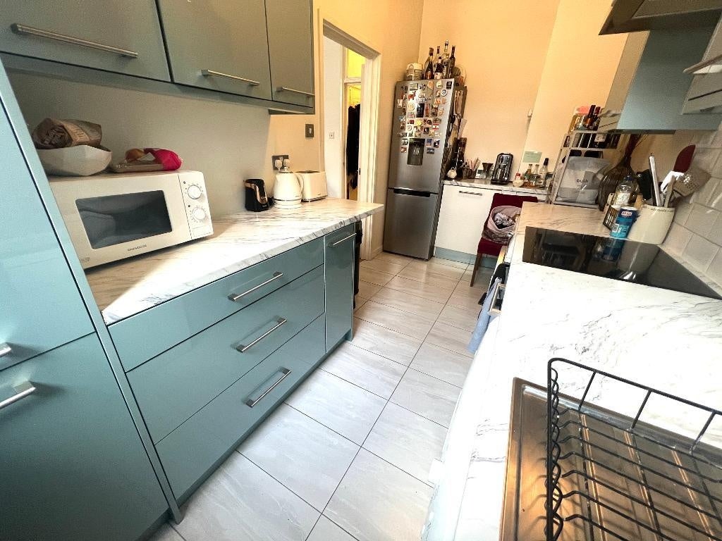 Flat Brune Street in Greater London