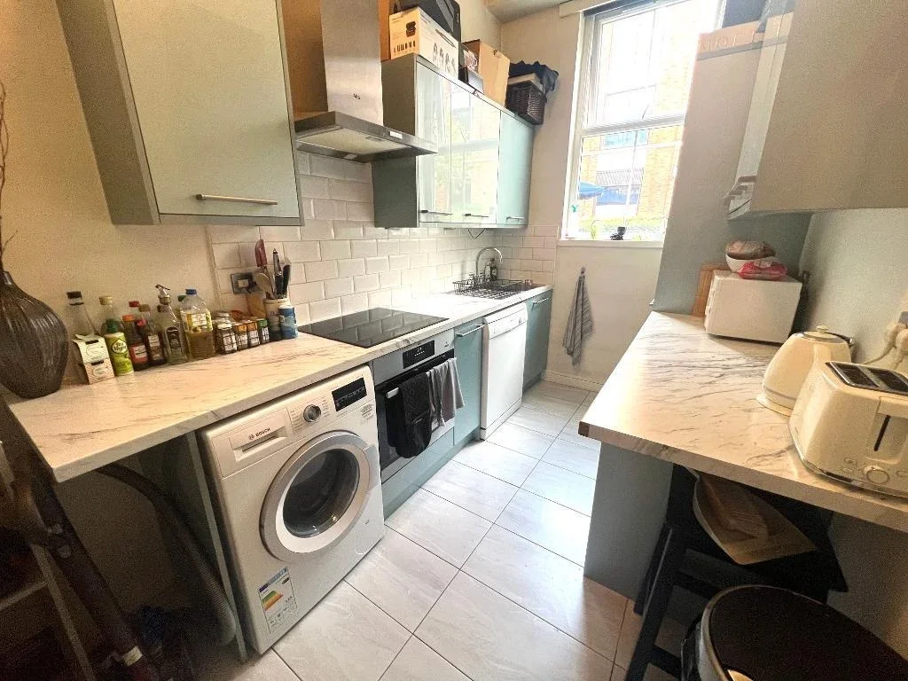 Flat Brune Street in Greater London