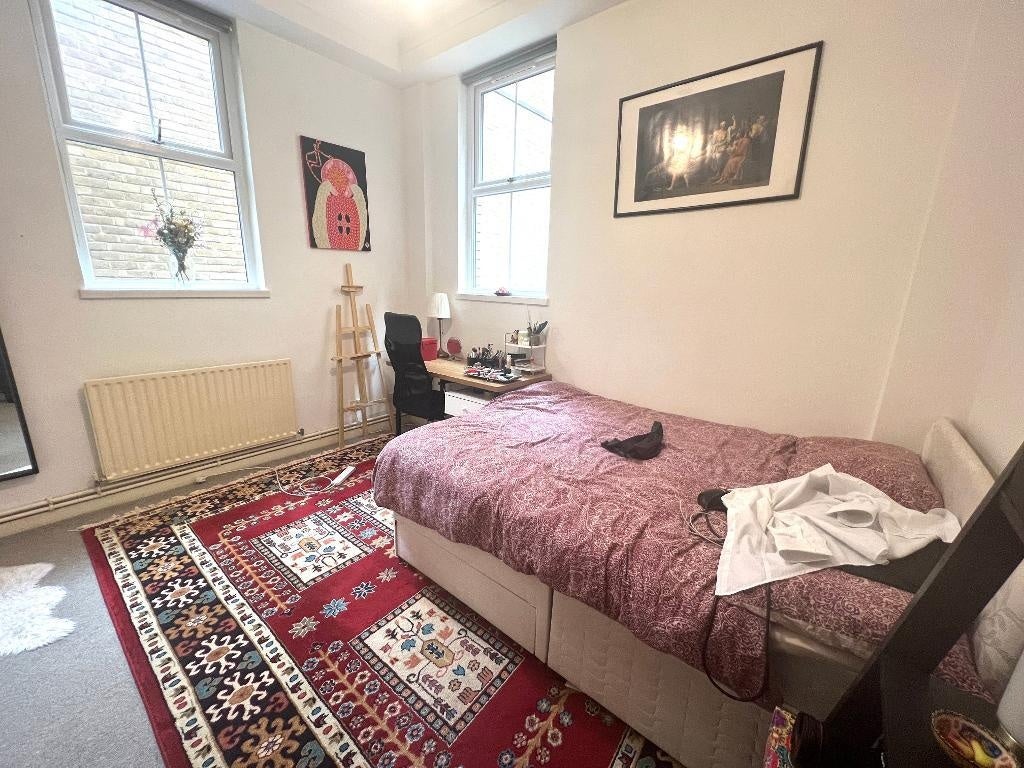 Flat Brune Street in Greater London