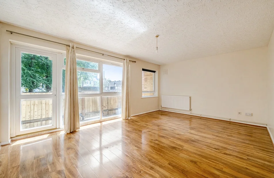 Flat Geoffrey Road in London