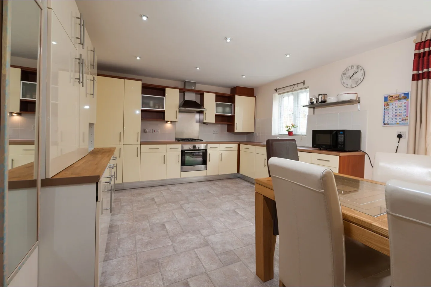 House Langley Avenue in Greater London