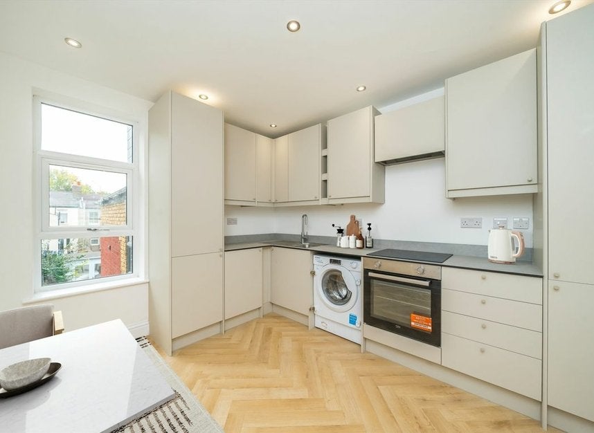Flat Nursery Road in Greater London