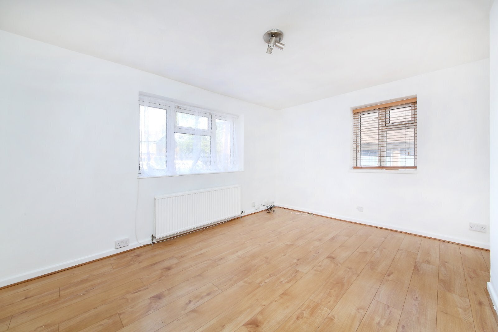 Flat Upper Richmond Road West in Greater London