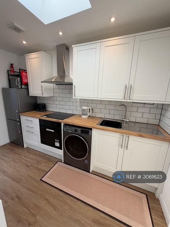 Flat Cumberland Drive in Greater London