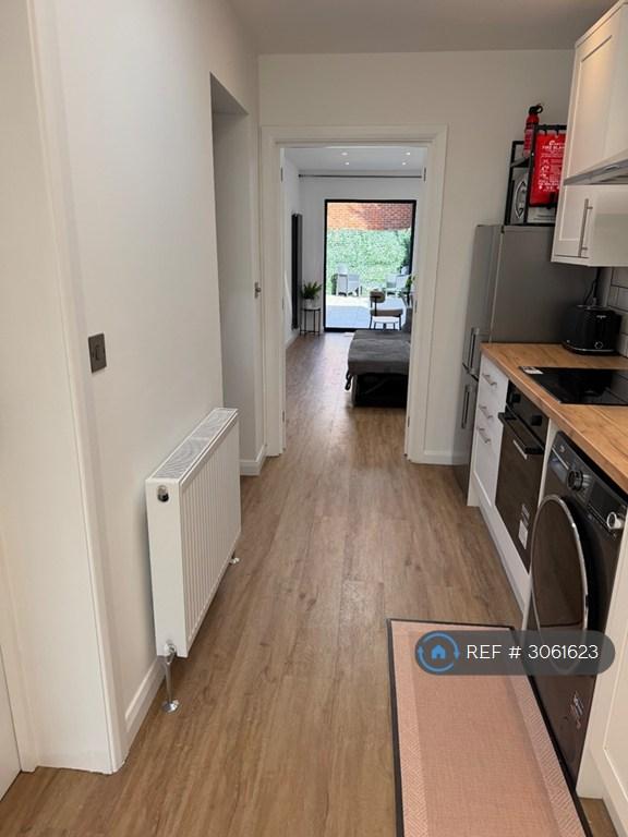 Flat Cumberland Drive in Greater London