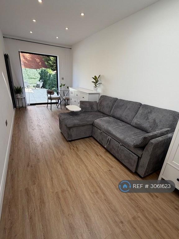 Flat Cumberland Drive in Greater London