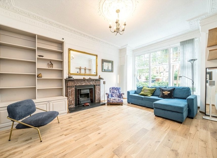 Flat Kings Avenue in Greater London