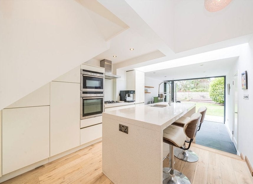 Flat Kings Avenue in Greater London