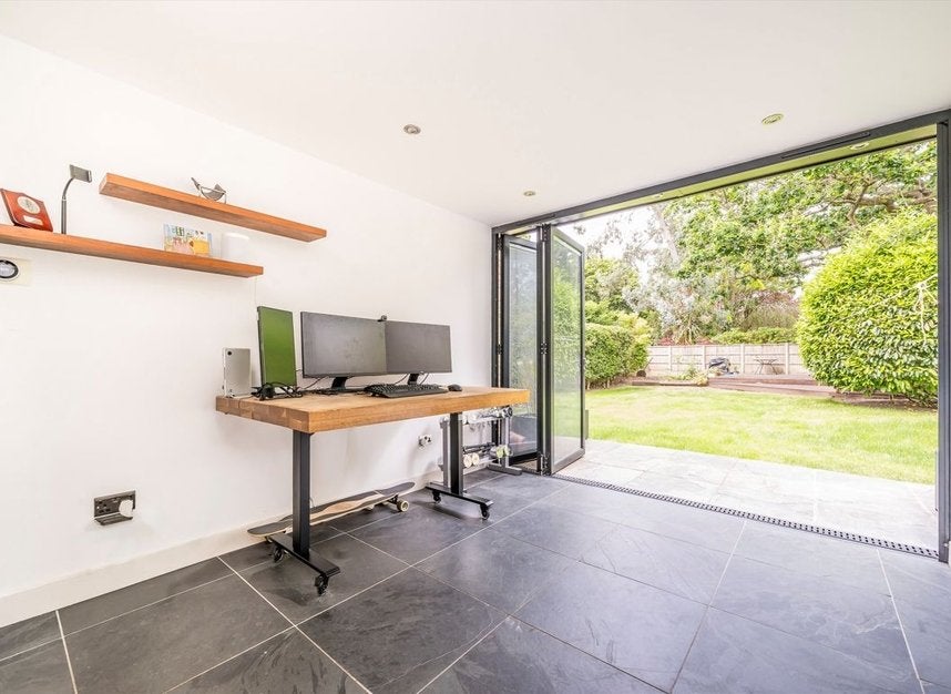 Flat Kings Avenue in Greater London