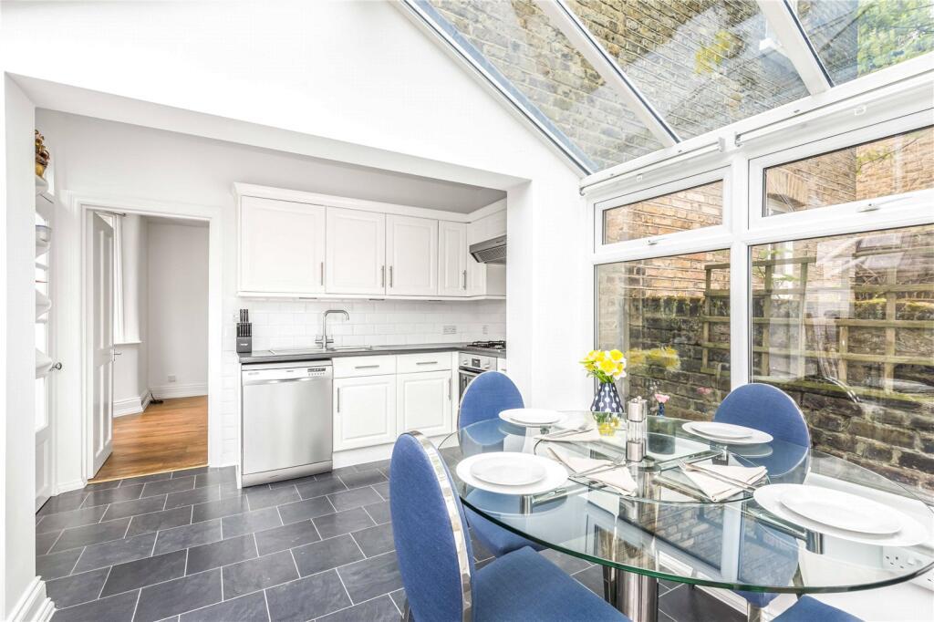 Flat Racton Road in Greater London