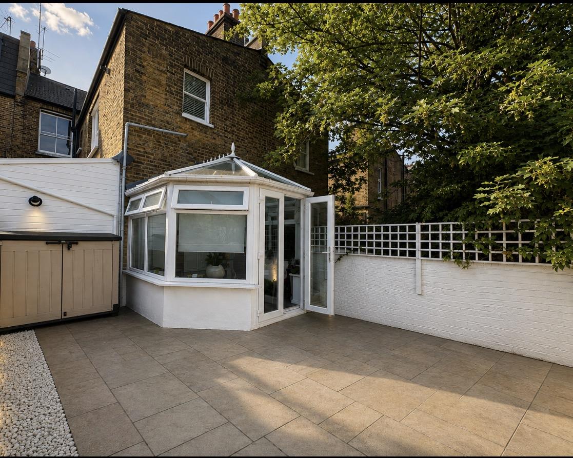 Flat Racton Road in Greater London