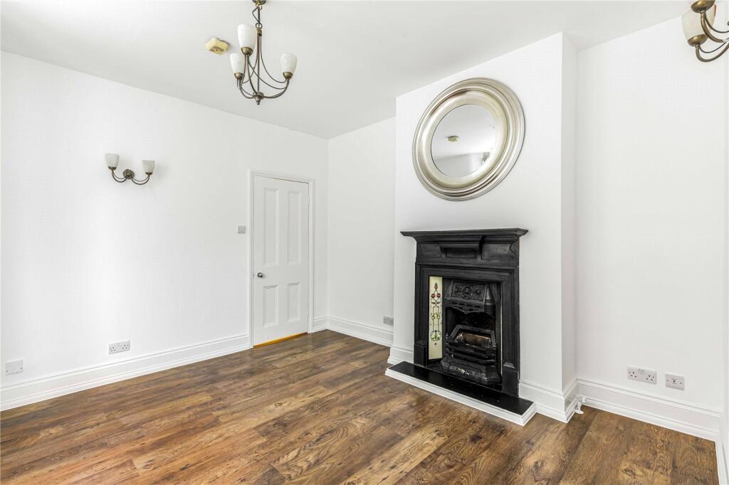 Flat Racton Road in Greater London
