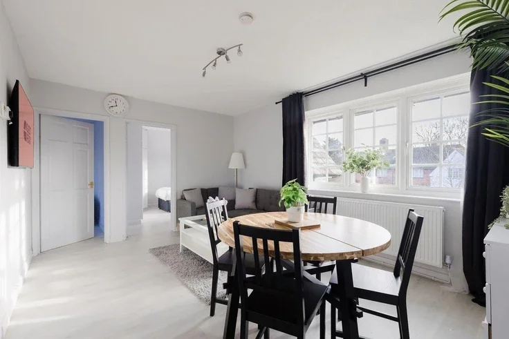 Flat Goldsmith Lane in Greater London