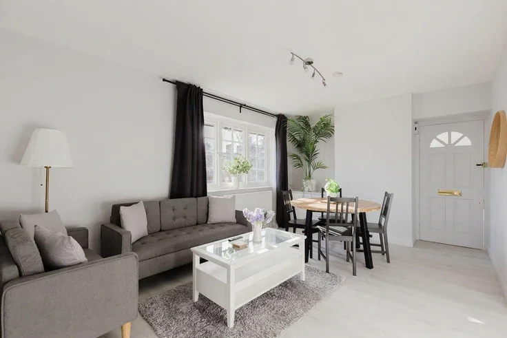 Flat Goldsmith Lane in Greater London
