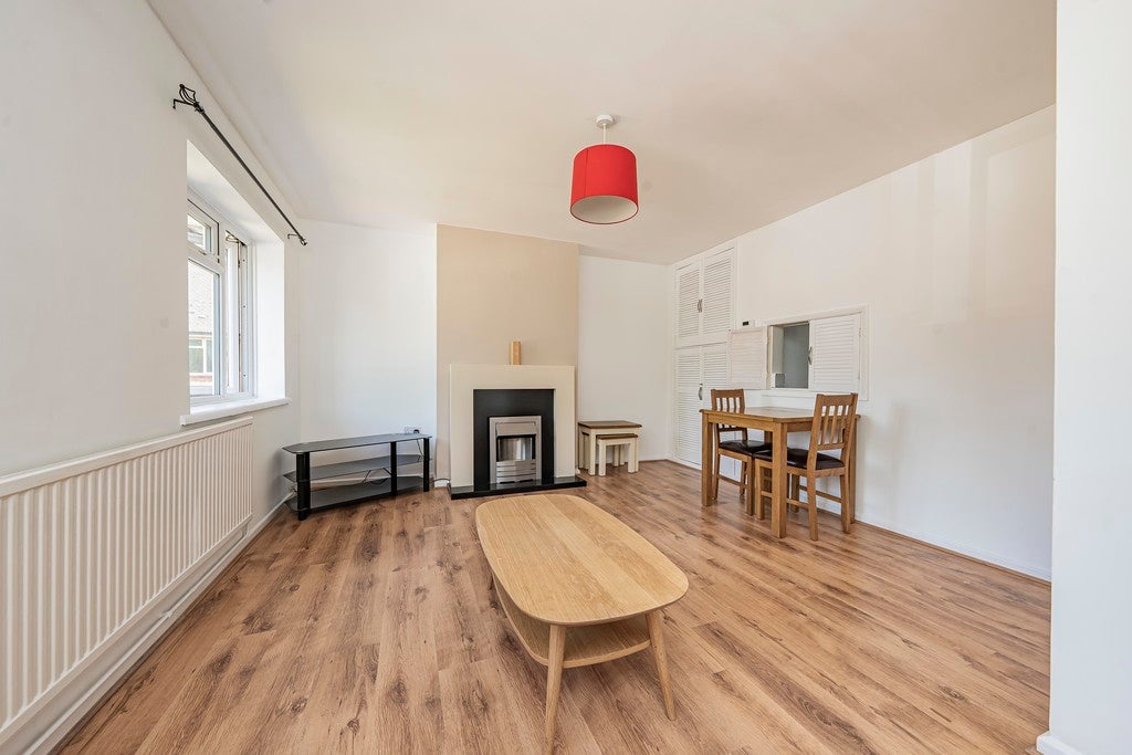 Flat Hornbill Close in Greater London