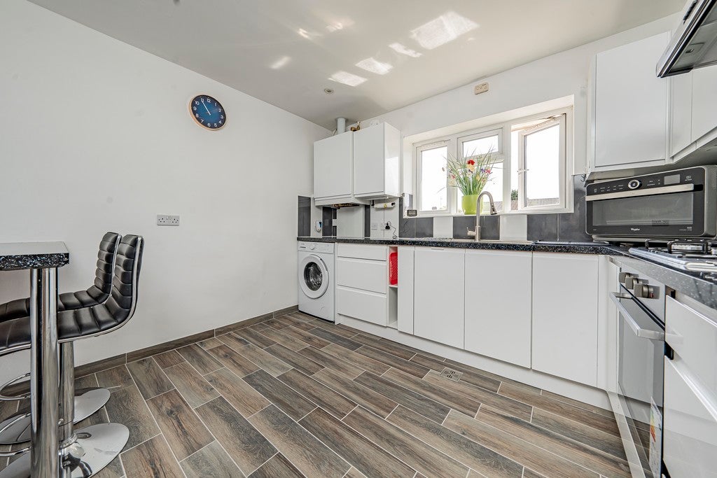Flat Hornbill Close in Greater London