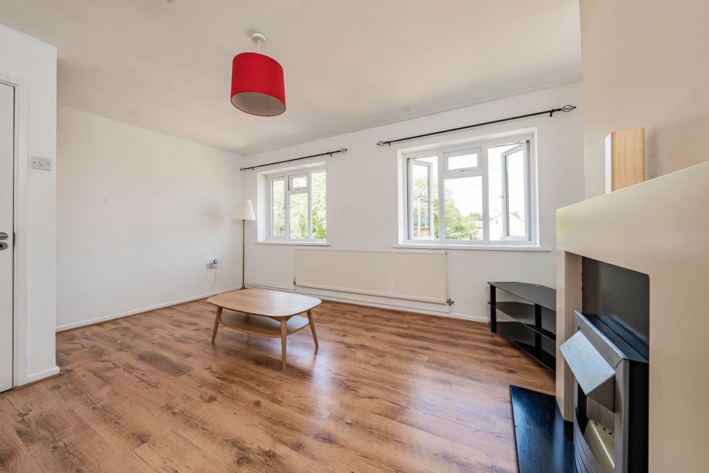 Flat Hornbill Close in Greater London