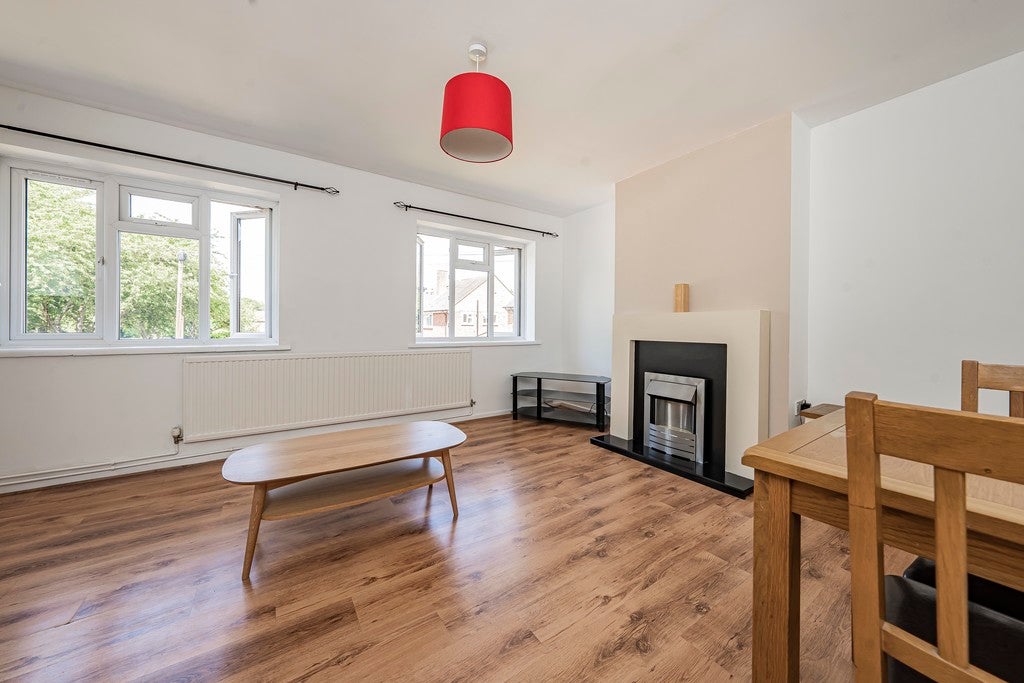 Flat Hornbill Close in Greater London