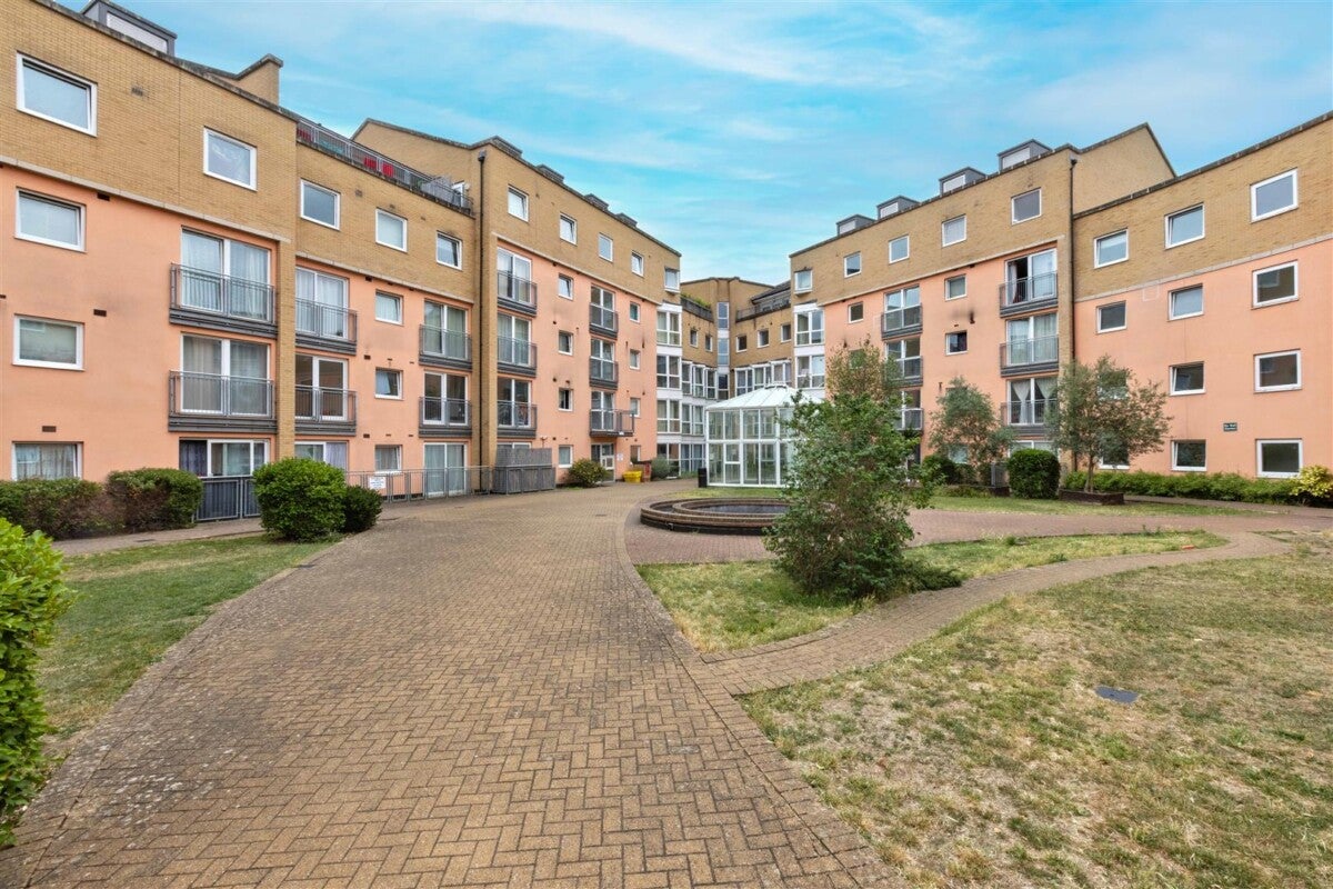 Flat Wooldridge Close in Greater London
