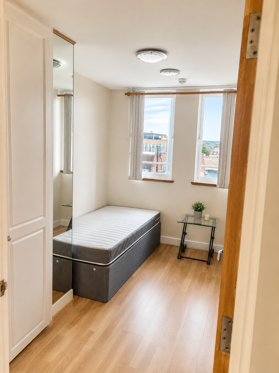 Flat Lyon Road in Greater London