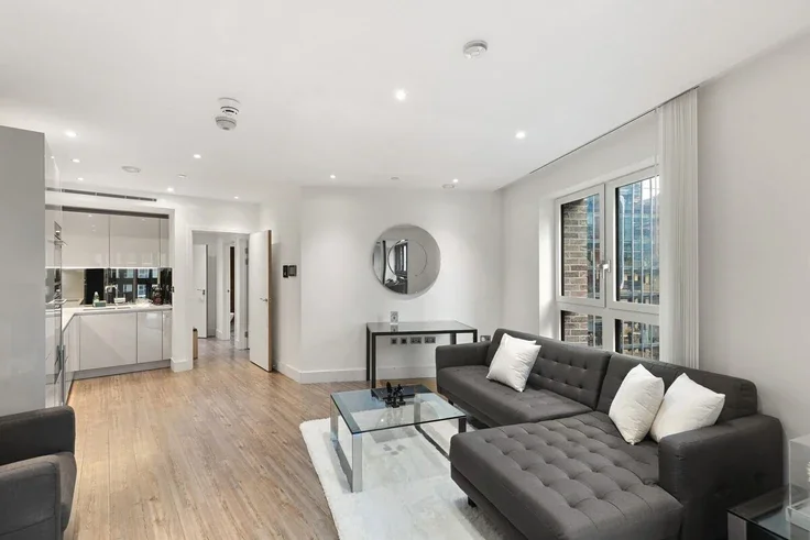 Flat Leman Street in Greater London