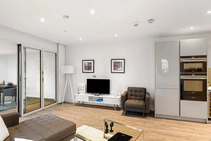 Flat Leman Street in Greater London