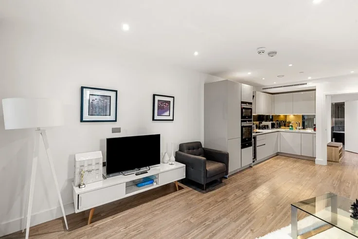 Flat Leman Street in Greater London