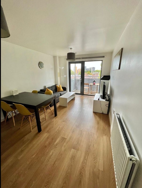 Room Turner Street in Greater London