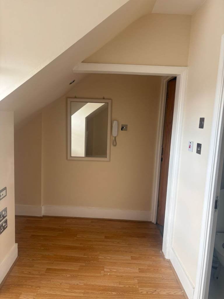 Room Cromwell Road in Luton