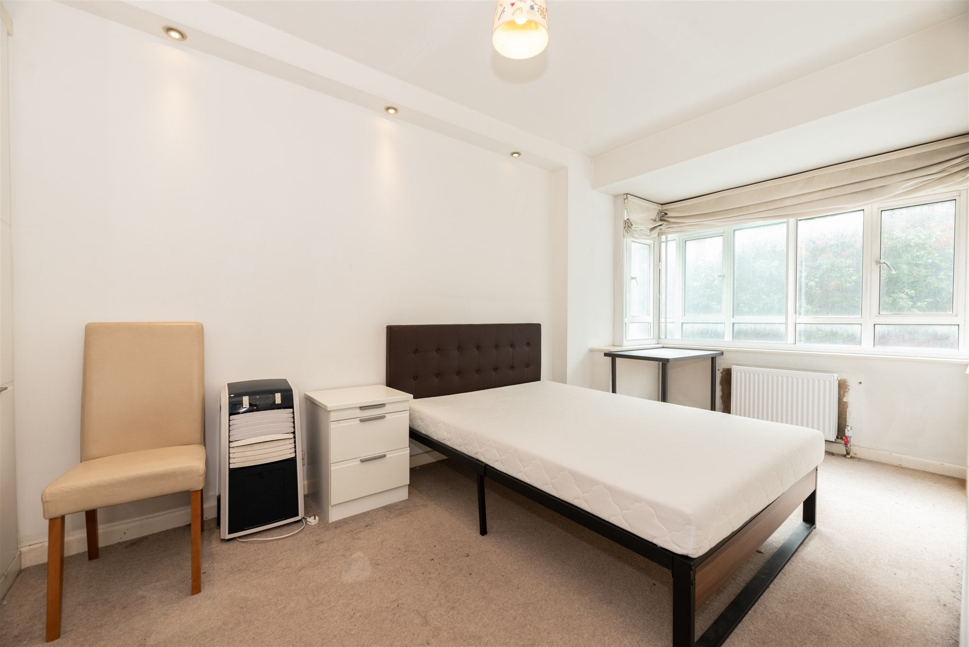 Flat Queen's Yard in Greater London