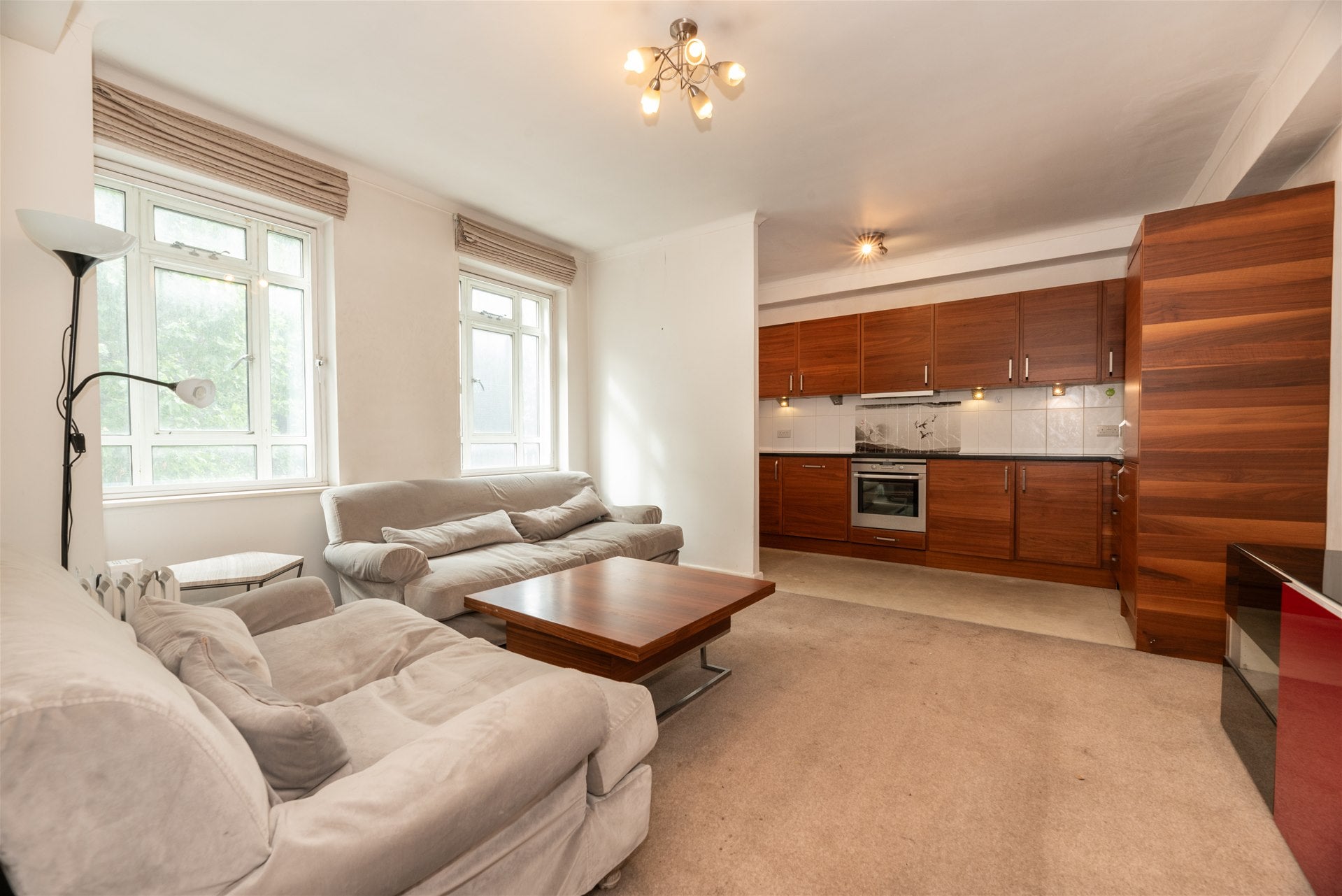 Flat Queen's Yard in Greater London