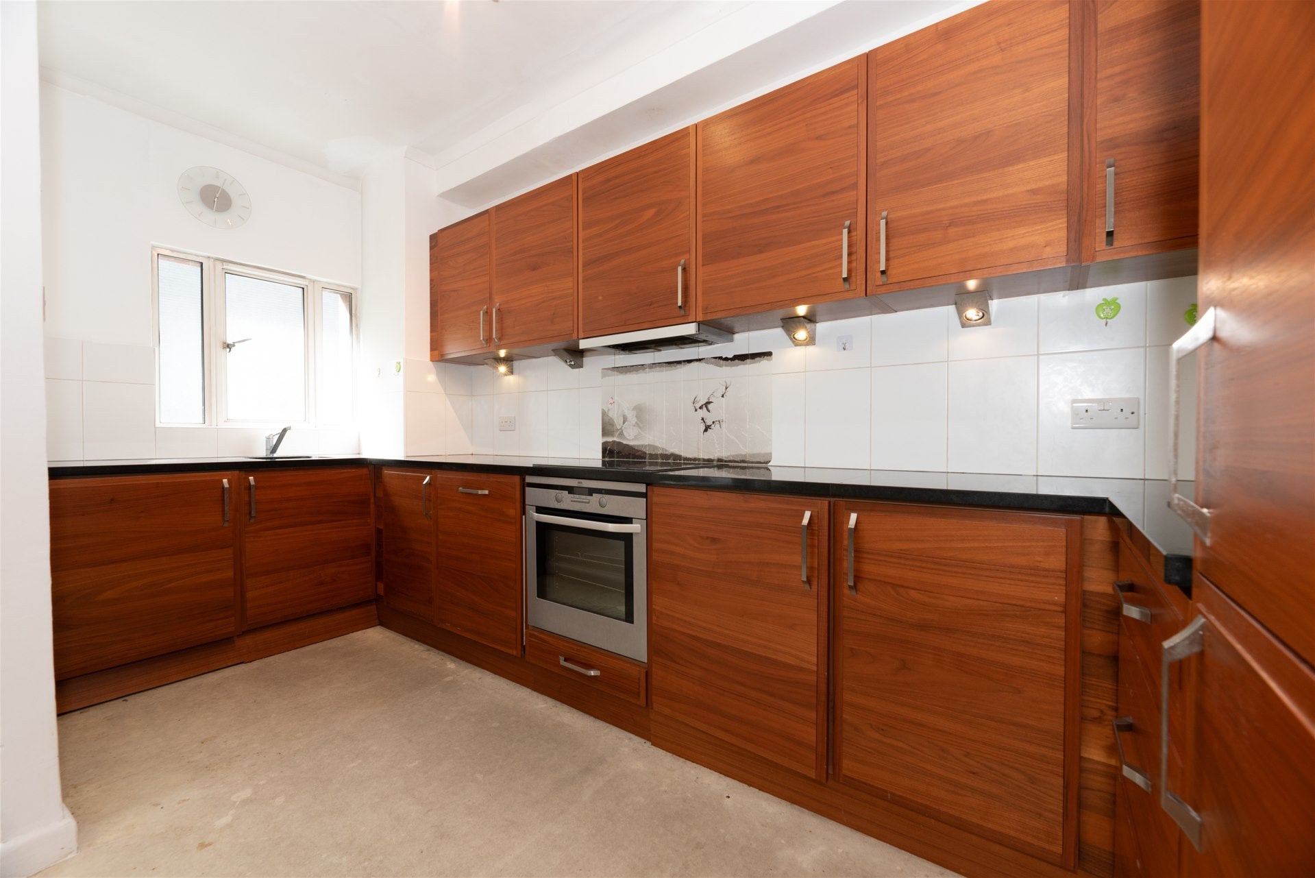 Flat Queen's Yard in Greater London
