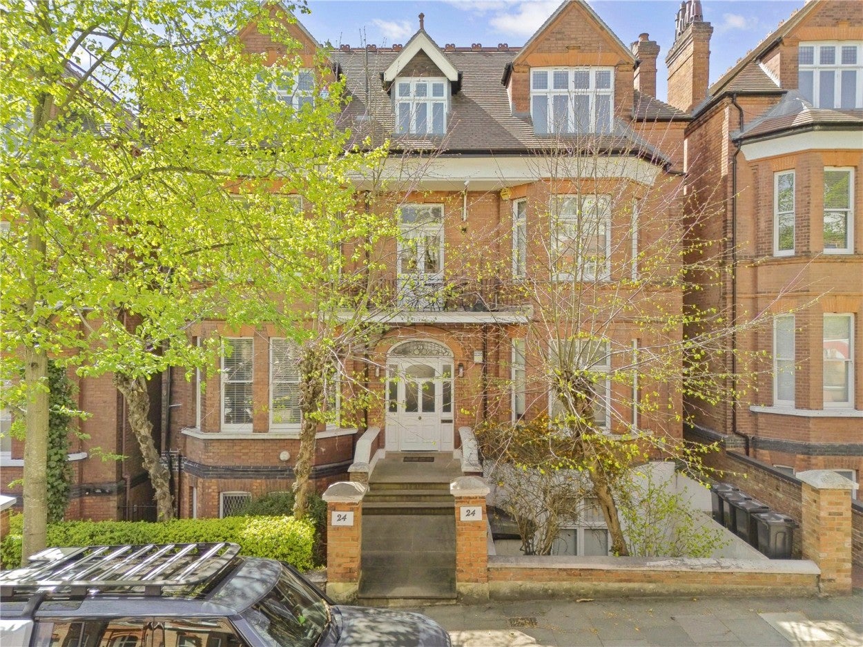 Flat Chesterford Gardens in Greater London