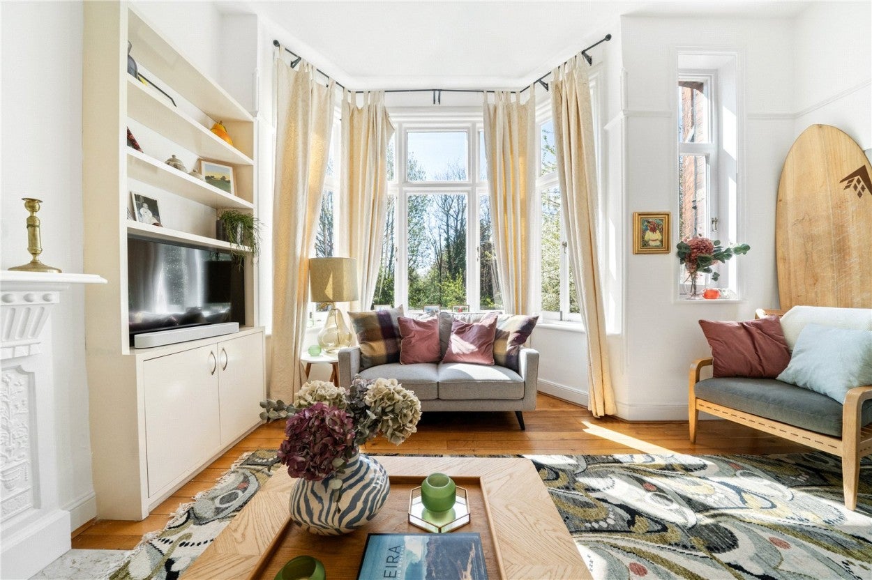 Flat Chesterford Gardens in Greater London