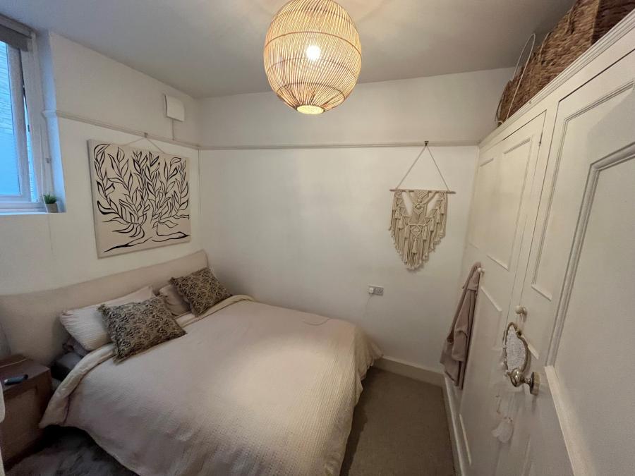 Flat Altenburg Gardens in Greater London