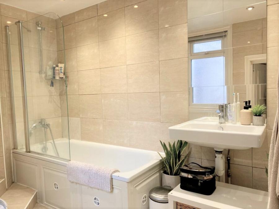 Flat Altenburg Gardens in Greater London