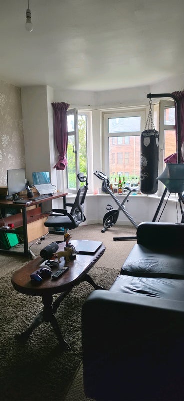 Room Paisley Road West in Glasgow